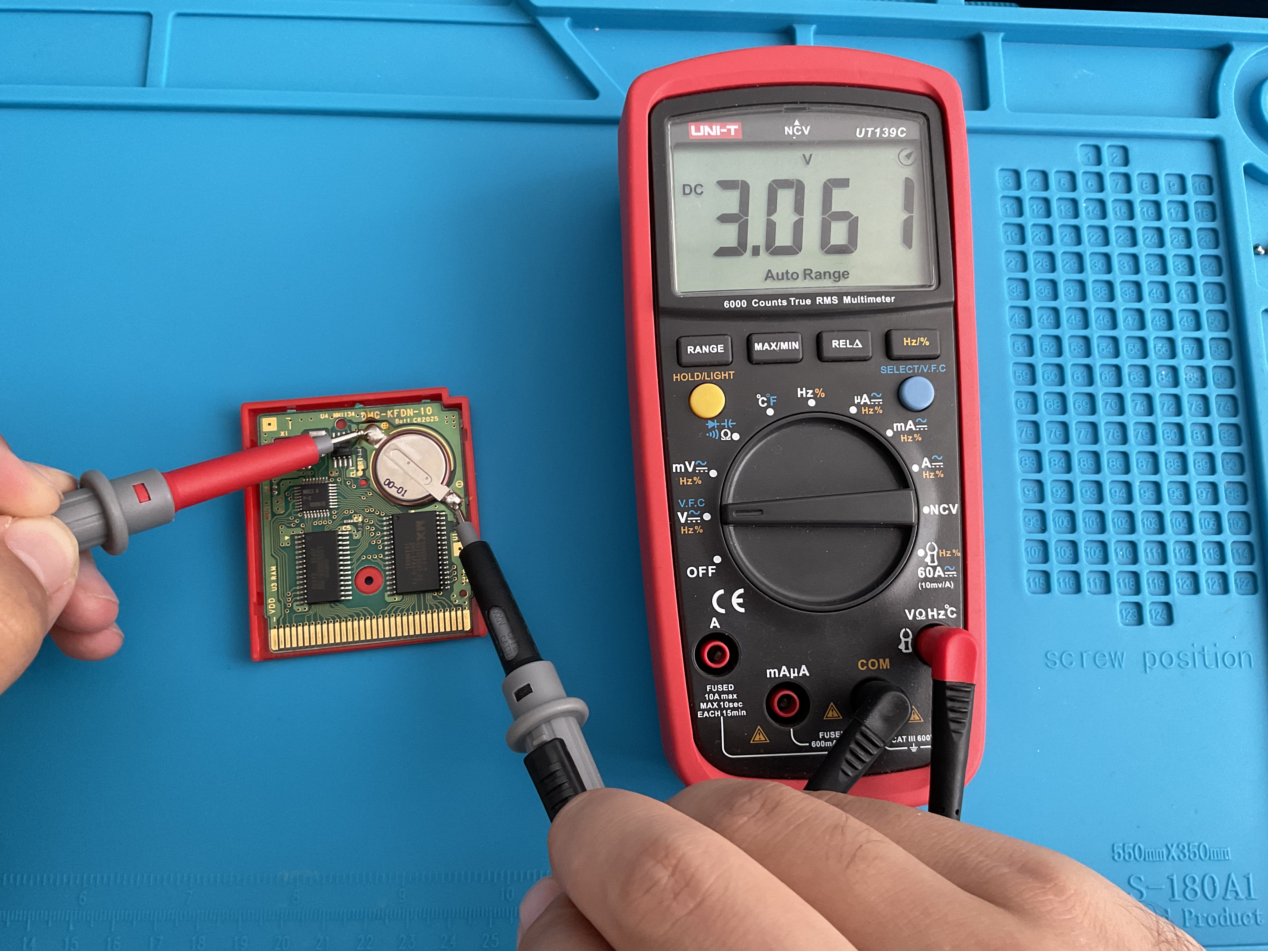 how to use multimeter to test battery